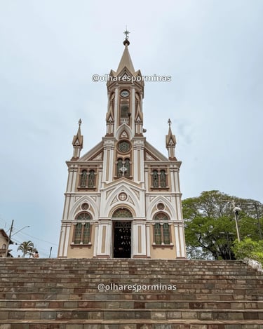 Igreja Matriz de Entre Rios de Minas MG com escadaria e fachada imponente