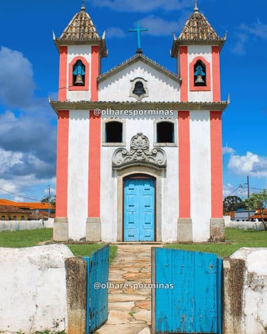 Igreja Matriz de Lavras Novas com fachada branca e detalhes rosados em Minas Gerais