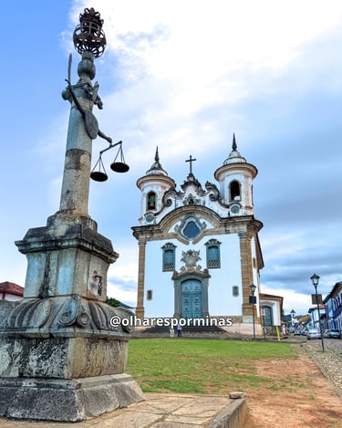 Igreja de Nossa Senhora do Carmo na Praça Minas Gerais em Mariana MG