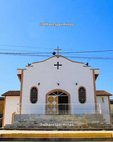 Fachada da Igreja de São Pedro em Cristiano Otoni, Minas Gerais, com escadaria e céu azul