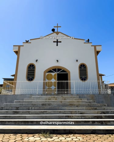 Igreja de São Pedro em Cristiano Otoni, Minas Gerais, vista de frente com escadaria