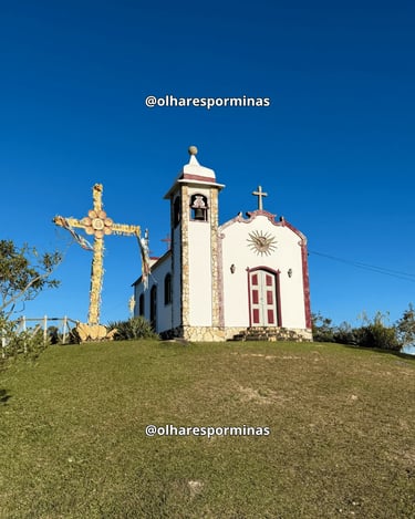 Igreja do Morro Redondo em Ipoema MG com cruzeiro e céu azul intenso