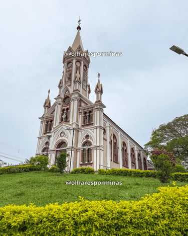 Igreja Matriz de Entre Rios de Minas MG vista do jardim com arquitetura histórica