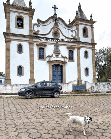 Igreja histórica de Glaura Minas Gerais com fachada colonial e largo de pedra