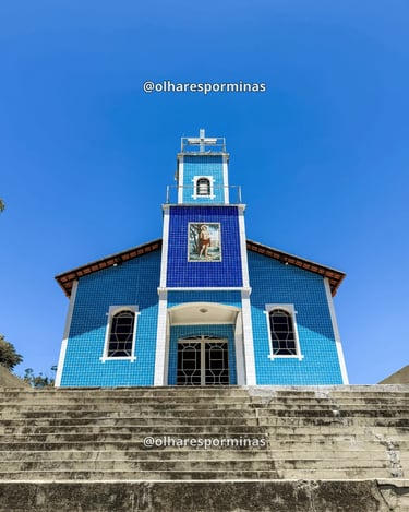 Fachada da igreja de Hermílio Alves MG com azulejos azuis e escadaria ampla