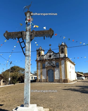 Igreja Matriz de Itatiaia em Ouro Branco MG, com cruzeiro antigo, bandeirinhas e largo histórico 