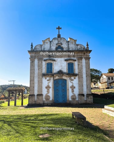 Fachada da Igreja Matriz de Lobo Leite com arquitetura histórica e céu azul em Minas Gerais