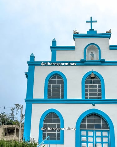 Fachada da Igreja Nossa Senhora da Conceição com janelas em arco e detalhes azuis, Engenheiro Correa
