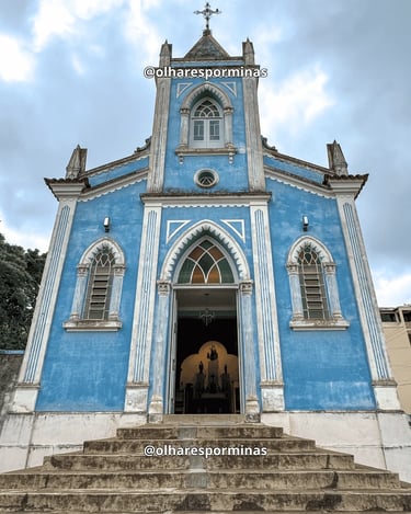 Fachada azul da igreja no centro histórico de Lagoa Dourada em Minas Gerais