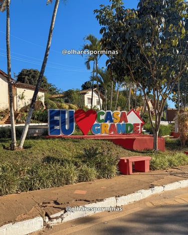 Letreiro “Eu amo Casa Grande” em praça arborizada no centro da cidade mineira