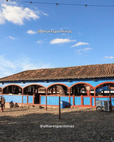 Mercado Velho de Diamantina, com fachada colorida, arcos coloniais e calçamento de pedra