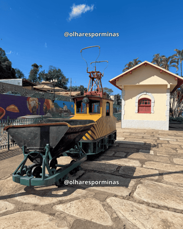 Bondinho histórico na antiga estação ferroviária de Itabirito MG sob céu azul