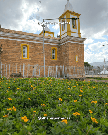 Vista lateral da igreja Matriz de Carrancas Minas Gerais