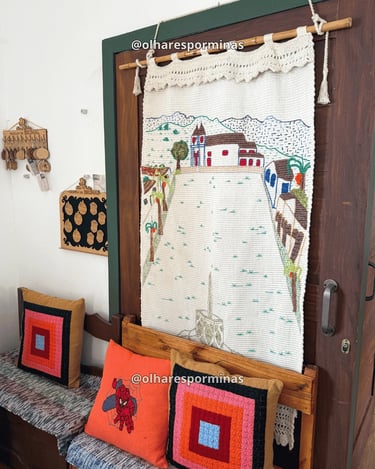 Tapeçaria e almofadas artesanais na Casa das Tecelãs em Brumal Minas Gerais com cores vivas