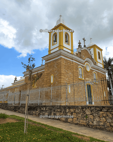 Vista lateral da igreja Matriz de Carrancas Minas Gerais