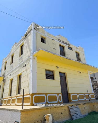 Estação Ferroviária de Carandaí MG com fachada amarela e detalhes históricos preservados