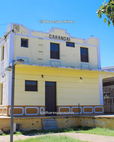 Estação Ferroviária de Carandaí MG com fachada amarela e detalhes históricos preservados