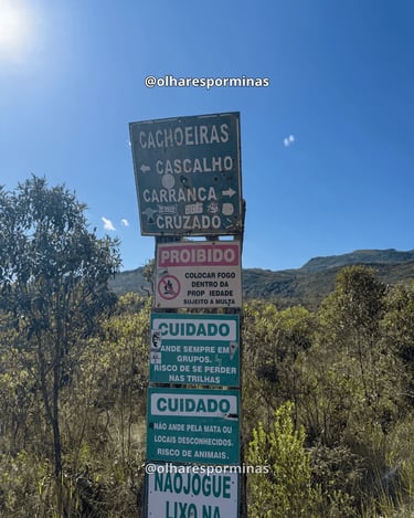 Placa de acesso para cachoeiras na região da Cachoeira Carrancas, em Acuruí, Minas Gerais