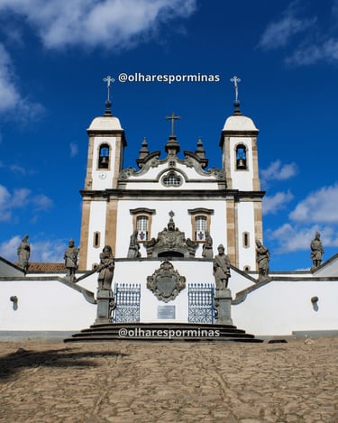 Santuário do Senhor Bom Jesus de Matosinhos em Congonhas, com profetas e céu azul
