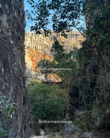 Cânion da Gruta do Salitre em Diamantina com paredões rochosos e vegetação nativa