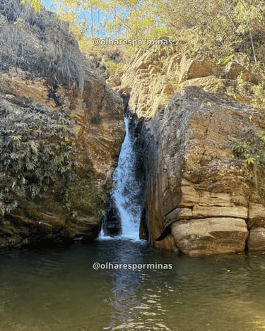 Queda d’água da Cachoeira Carrancas entre paredões rochosos e poço natural em Acuruí