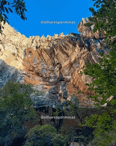 Paredões imponentes da Gruta do Salitre em Diamantina sob céu azul intenso