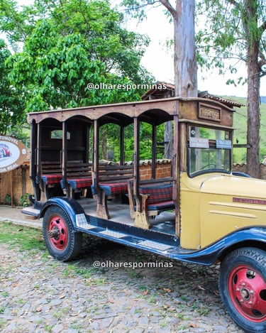 Carro antigo preservado no Museu dos Automóveis em Bichinho, perto de Tiradentes MG