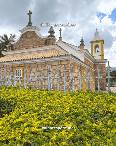 Vista da parte traseira da igreja Matriz de Carrancas Minas Gerais