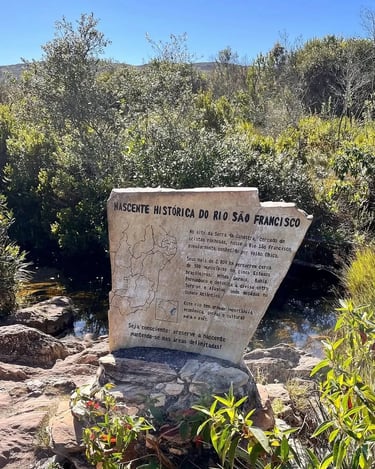 Placa da nascente histórica do Rio São Francisco, na Serra da Canastra, em Minas Gerais