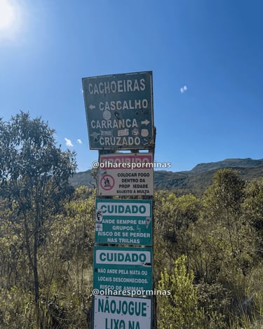 Placa de metal rústica com indicações para as Cachoeiras do Cascalho, Carranca e Cruzado