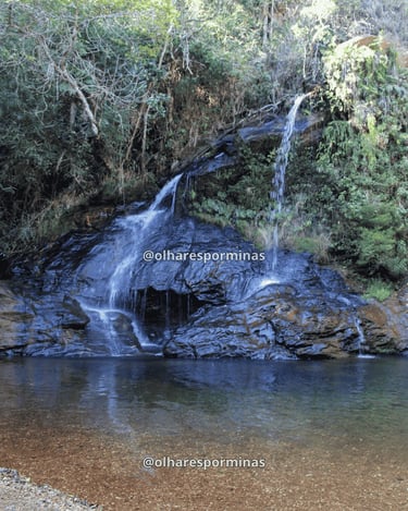 Vista frontal da Cachoeira do Cascalho em Acurui, com duas quedas e poço cristalino