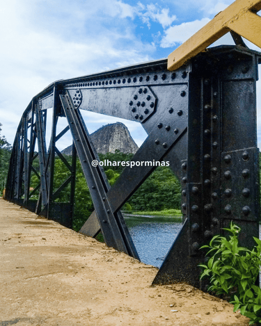 Pontilhão de Ferro em Ladainha Minas Gerais, com uma pedra ao fundo