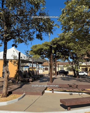 Praça arborizada em Honório Bicalho, distrito de Nova Lima MG, com bancos, sombra e clima tranquilo