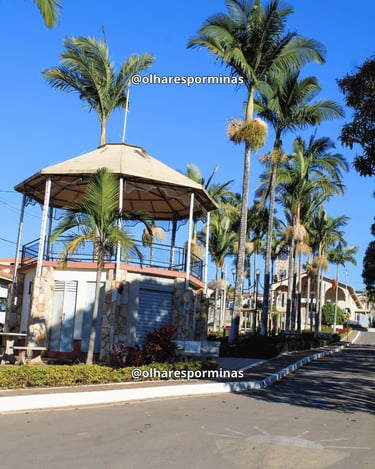 Coreto e palmeiras em praça de Casa Grande, cidade histórica de Minas Gerais