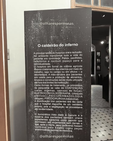 Painel expositivo no Museu da Loucura em Barbacena com texto histórico sobre o antigo hospício