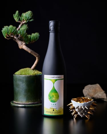 JAPANESE CRAFT KOMBUCHA 上煎茶（720ml）の黒いボトルと盆栽を並べた商品写真｜堺市のニュースならサカイタイムズ