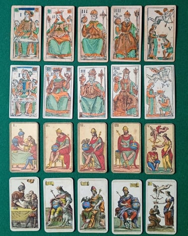 Se muestran las primeras 5 cartas de 4 barajas minchiate.