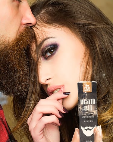 Pwodwi lwil bab Real Men Beard Oil Advanced Luxury kenbe nan, ak yon nonm ki ak yon bèl fanm