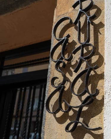 Detalle del letrero de entrada a Carmens Rural en Sant Jordi