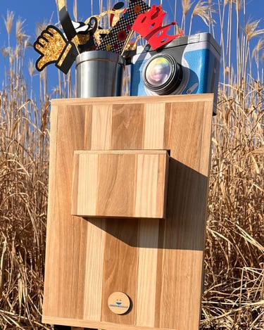 Photobooth éco-responsable installé en extérieur dans une cour d'école. Fonctionnement 100% autonome