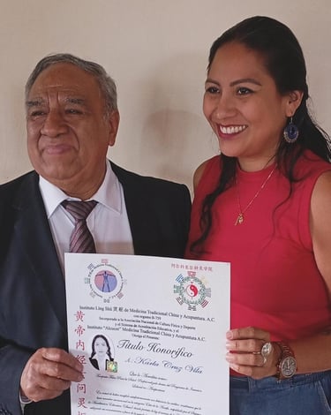 Recibiendo diploma honorífico del Doctor Alcocer Acupuntura 