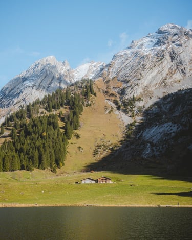 Chalet traditionnel en bois au bord du Lac des Confins à La Clusaz, massif des Aravis - Tanguy Belin