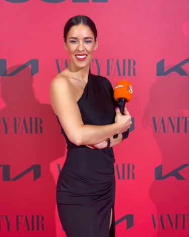 María Lázaro trabajando como periodista en un evento de moda y cultura