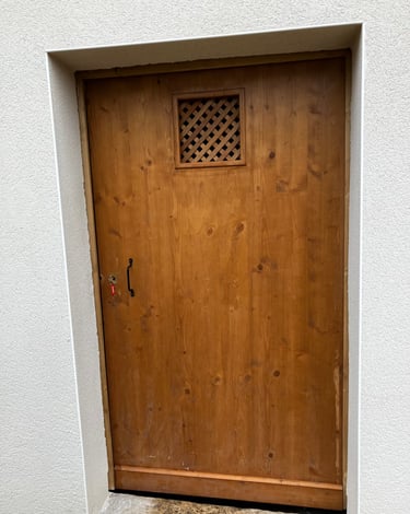 Porte menant à l'extérieur faite par Laroux Menuiserie