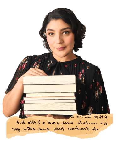 Andrea Moreno creadora de contenido literario foto de perfil. Mujer sosteniendo una pila de libros