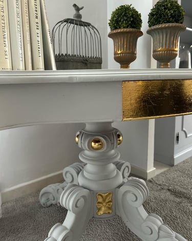 Cette table a été repeinte en gris et rénovée à la feuille d'or.