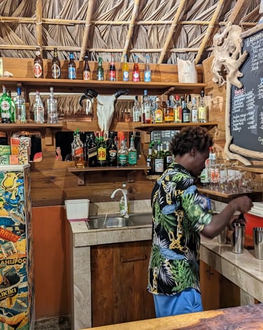 Bar de l’hôtel Ocean Lodge à la Baie de Sakalava à Diego-Suarez Madagascar avec cocktails préparés par le barman