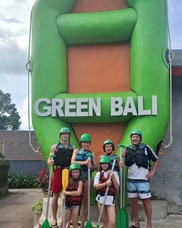 Excursion rafting à Bali avec guide francophone et rivière tropicale