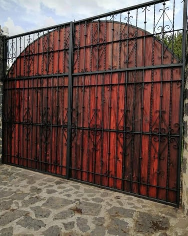 Portón de herrería y madera
