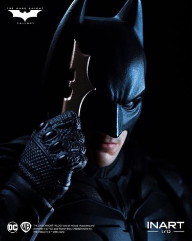 Primer plano de Batman de The Dark Knight sosteniendo un batarang en una pose de acción